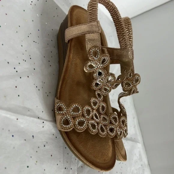 Woman’s Sandals - Picture 14 of 16